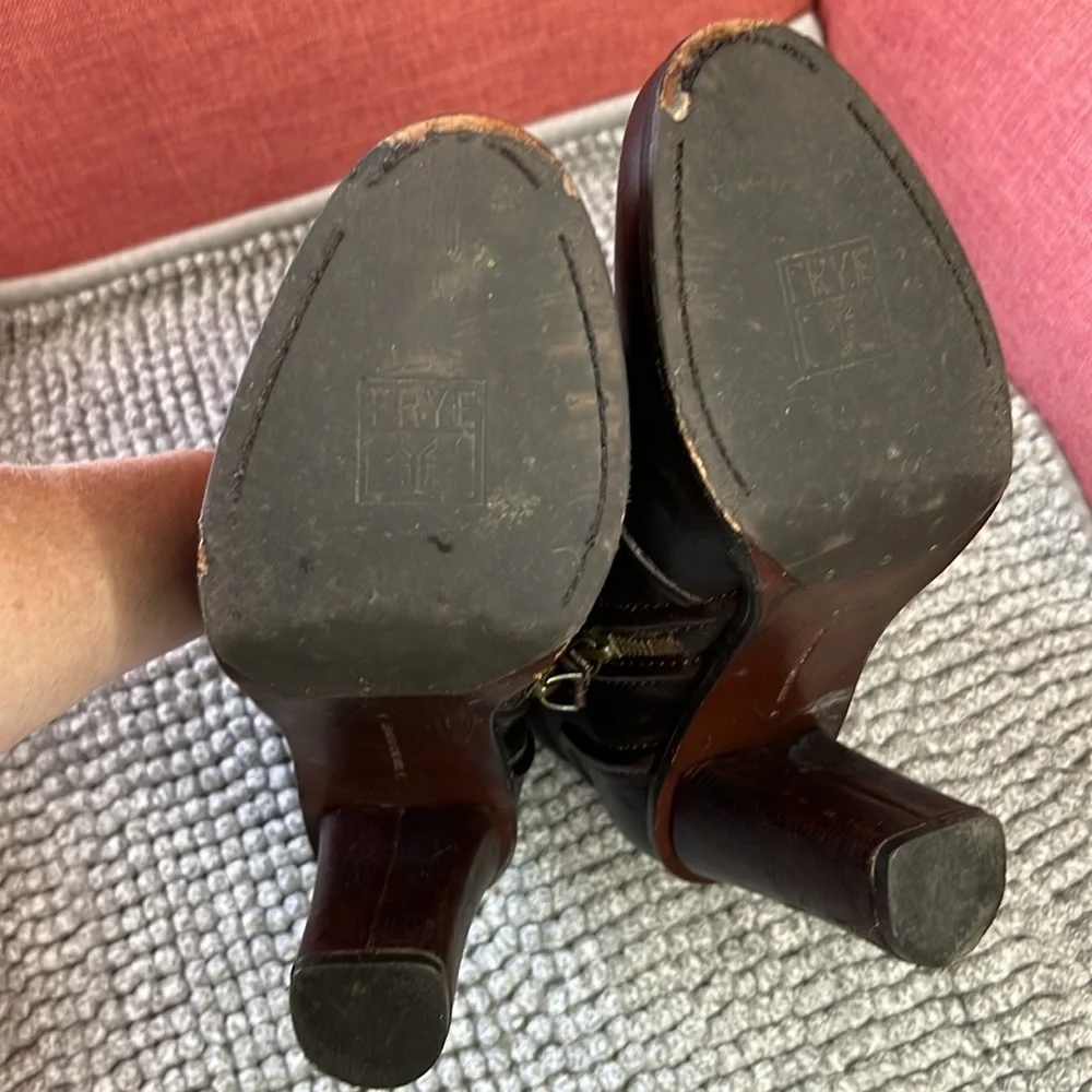 FRYE SYLVIA‎ PIPPING BOOTIE